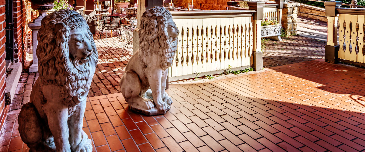 Vinny Vanucchis entrance lion statues